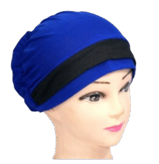 Bonnet bleu assorti d'une bande et d'une jolie fleur noire