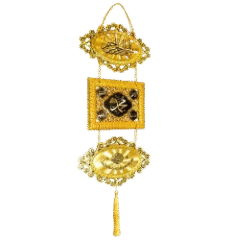 Pendentif doré de décoration avec pompons
