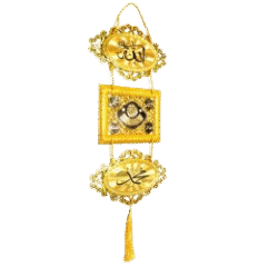 Pendentif doré de décoration avec pompons